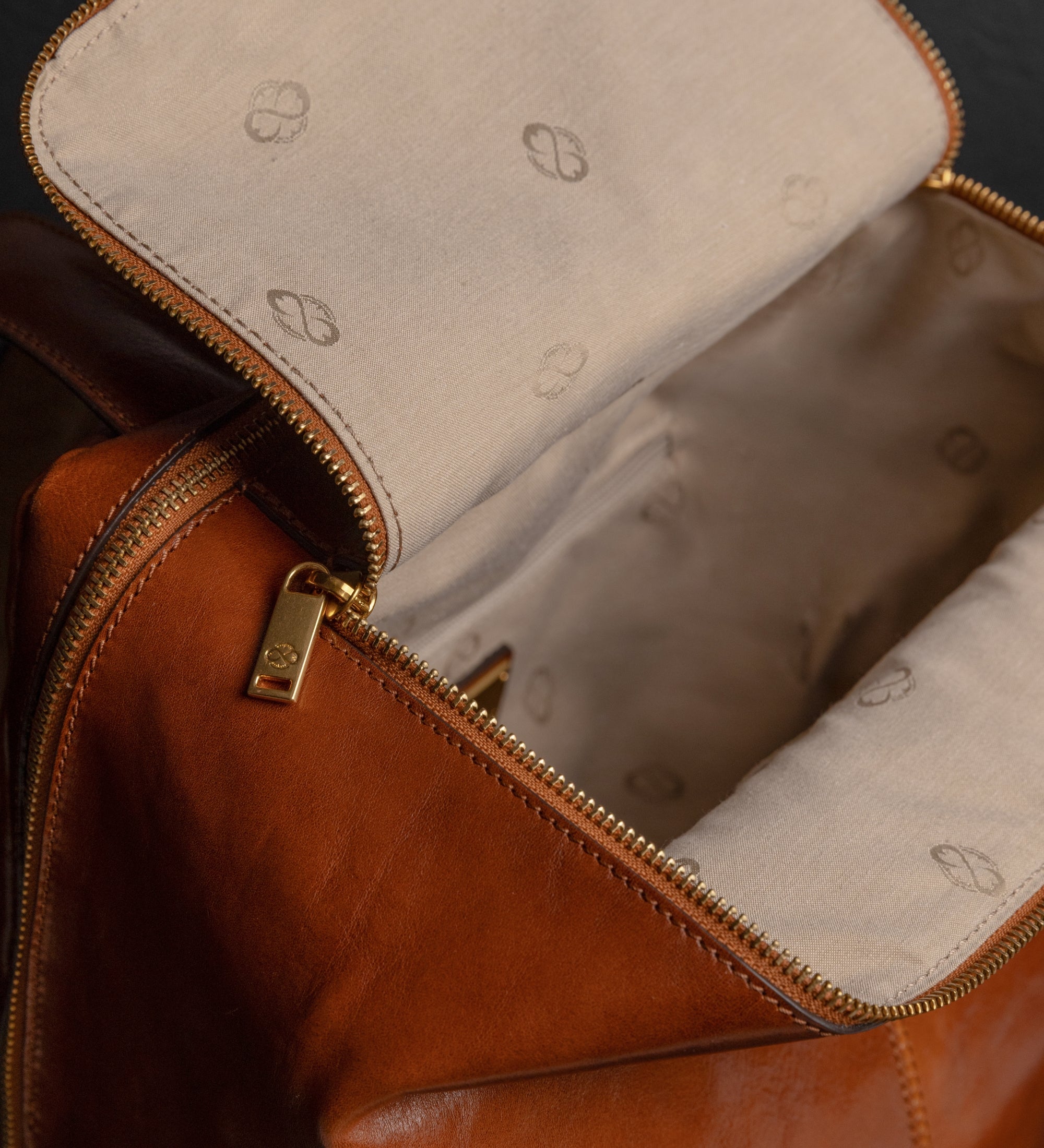 Mochila de cuero para mujer: A Bend in the River