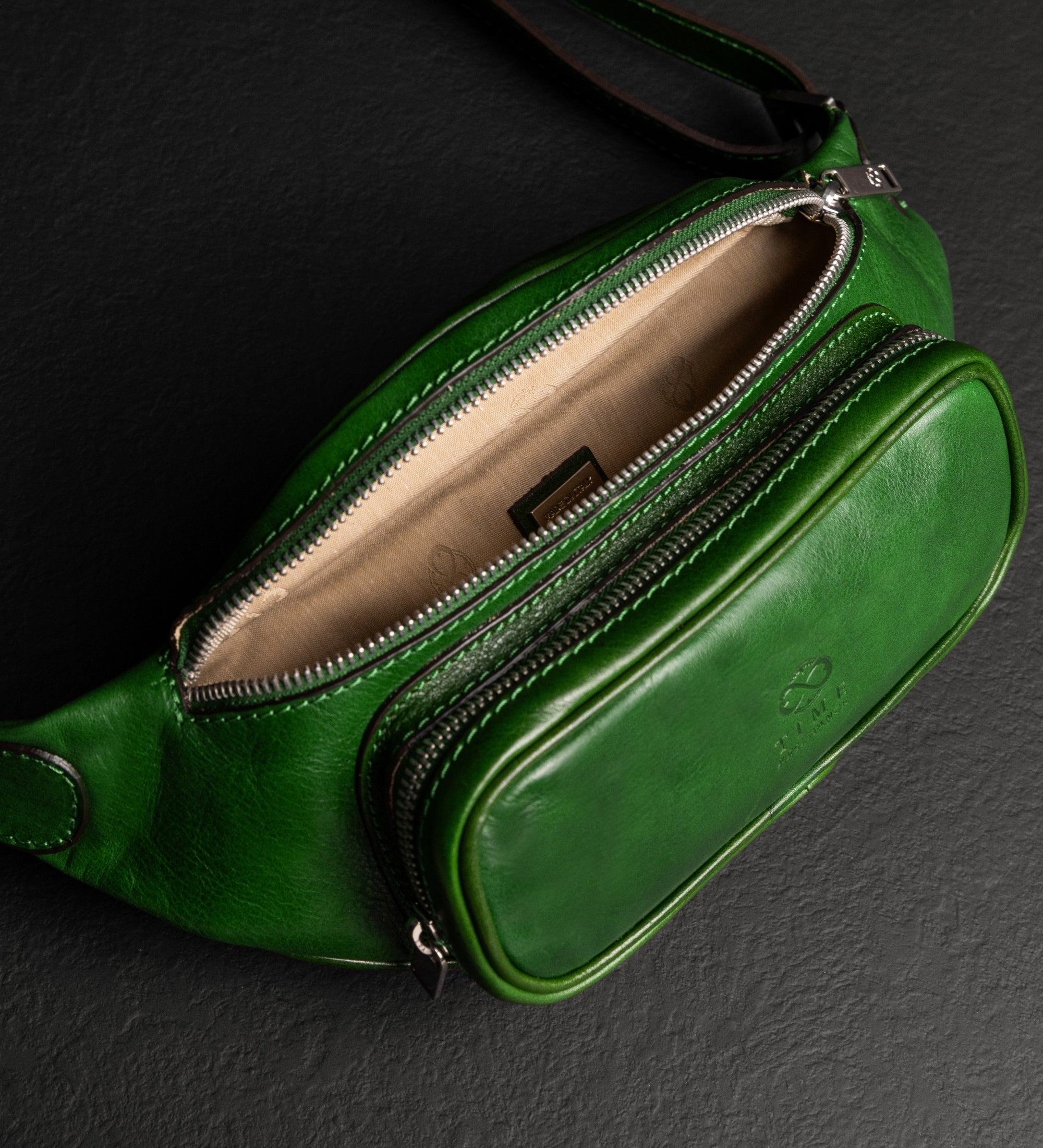 Riñonera/sling bag de cuero: Independent People