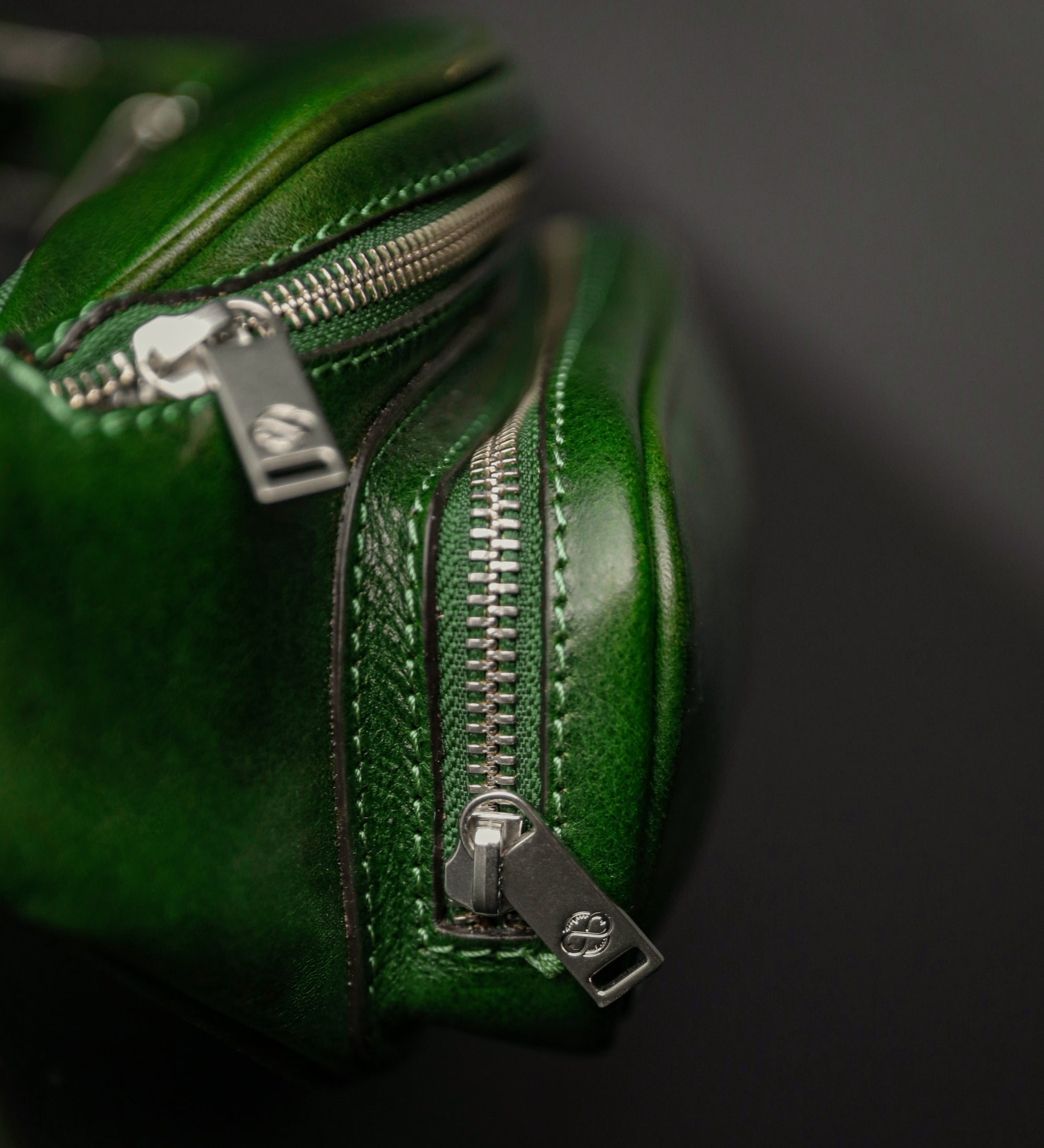 Riñonera/sling bag de cuero: Independent People