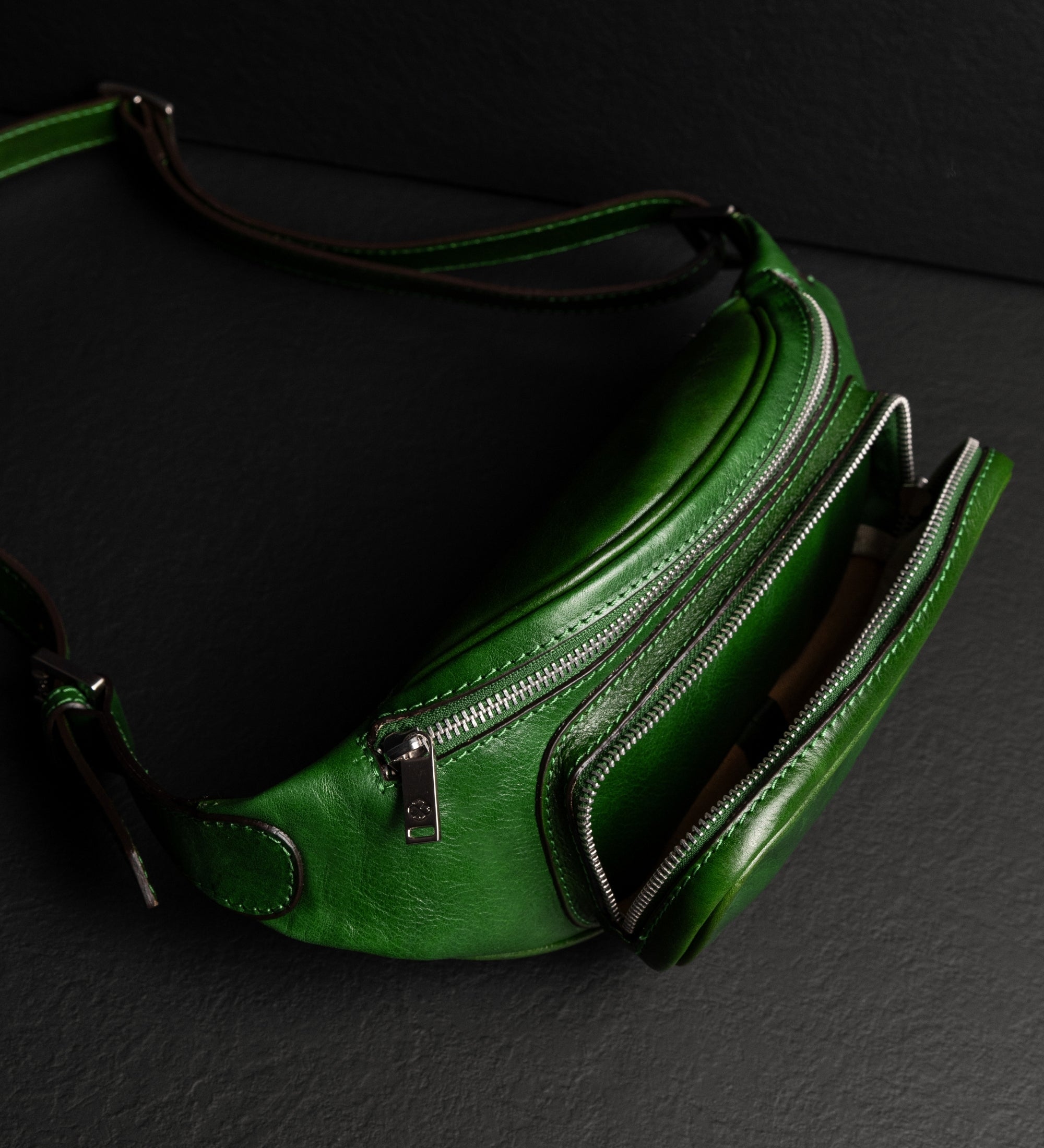 Riñonera/sling bag de cuero para mujer: Independent People