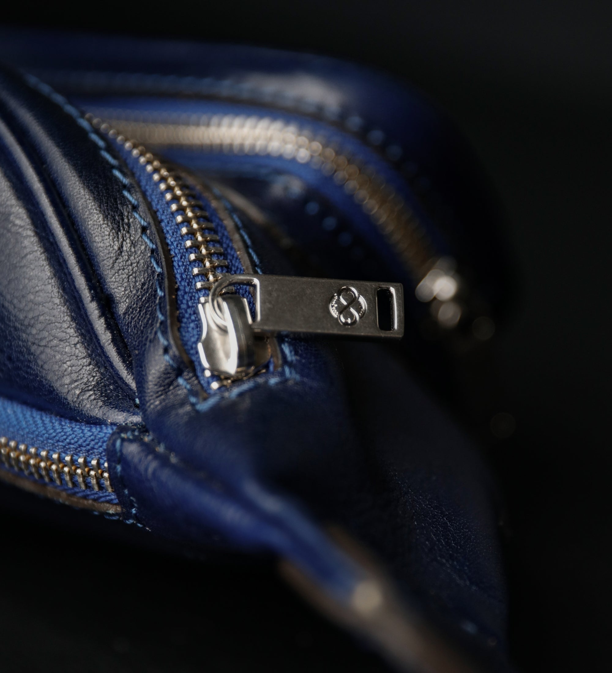 Riñonera/sling bag de cuero: Independent People